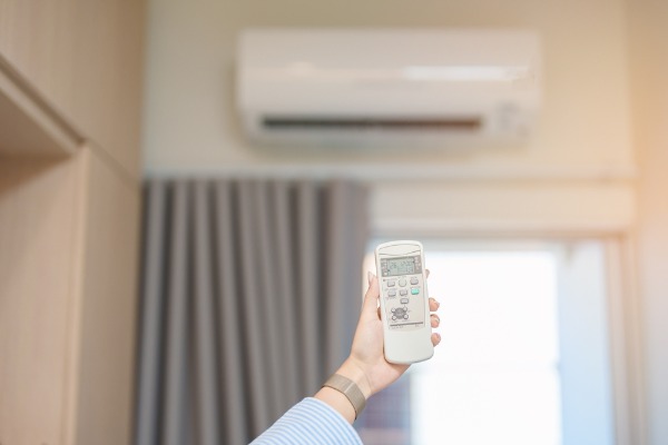 adjusting air conditioner with remote control